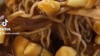Merasa tak cukup kenyang dengan seporsi ramen, selebgram ini mencoba menambahkan poutine asal Perancis. Hasilnya ramen buatannya penuh dengan kentang goreng, gumpalan keju dan saus gravy yang rasanya tak, cocok untuk ramen. Foto: Instagram/insta.noodls
