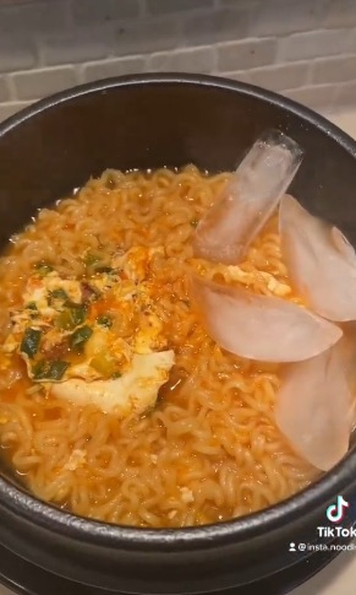 Sekte Baru! Selebgram Ini Hobi Campurkan Ramen dengan Es Batu Sekte Baru! Selebgram Ini Hobi Campurkan Ramen dengan Es Batu