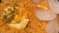 Tak ingin menunggu ramennya terlalu lama, pria ini memasukkan beberapa bongkah es batu ke dalam mangkuknya. Ia langsung menyantap ramen yang telah tercampur es batu tersebut. Foto: Instagram/insta.noodls