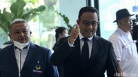Anies memberikan salam jempol kepada wartawan sembari tersenyum lebar.