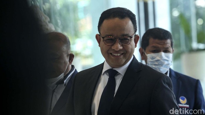 Partai NasDem akan mengumumkan capres pilihannya hari ini. Gubernur DKI Jakarta Anies Baswedan terlihat merapat ke NasDem Tower.