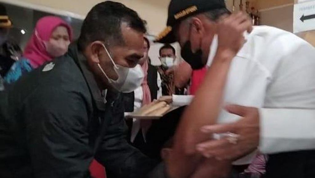 Ayah Korban Tragedi Kanjuruhan Pingsan di Pelukan Menko PMK