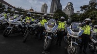 Para polisi berdiri disebelah motor polisi dan memberikan hormat saat apel berlangsung. Dirlantas Polda Metro Jaya Kombes Latif Usman menyebutkan bahwa sasaran Operasi Zebra kali ini pengendara yang berpotensi menyebabkan kecelakaan lalu lintas. Penindakan bisa berupa imbauan hingga penilangan.