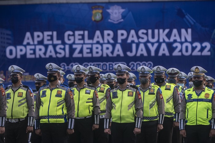 Siap-siap, Operasi Zebra Jaya Dimulai Hari Ini Polisi berdiri dengan sigap saat mengikuti apel. Operasi Zebra Jaya akan berlangsung mulai dari hari ini, Senin 3 Oktober 2022 sampai 16 Oktober 2022.