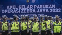 Polisi berdiri dengan sigap saat mengikuti apel. Operasi Zebra Jaya akan berlangsung mulai dari hari ini, Senin 3 Oktober 2022 sampai 16 Oktober 2022.