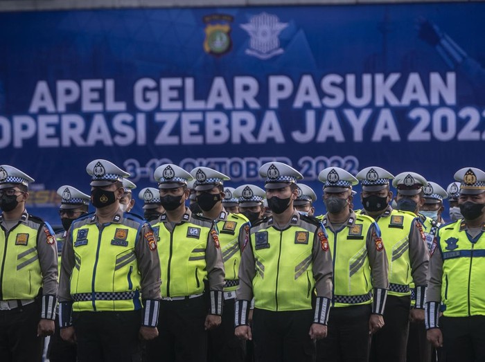 Polisi berdiri dengan sigap saat mengikuti apel. Operasi Zebra Jaya akan berlangsung mulai dari hari ini, Senin 3 Oktober 2022 sampai 16 Oktober 2022.