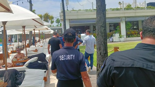 Petugas dari Dirjen Imigrasi Kemenkumham saat melakukan sidak di Finns Beach Club Canggu, Kuta Utara, Badung, Senin (3/10/2022)