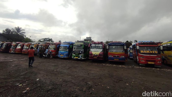 Puluhan bus mogok operasional di Terminal Ngadirojo, Wonogiri.