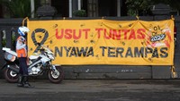 Spanduk yang dipasang oleh supoter sepakbola di Malang usai tragedi Kanjuruhan. (ANTARA FOTO/Syaiful Arif)