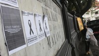 Tak hanya spanduk, pamflet yang berisikan kecaman ini juga terpajang di depan gedung DPRD. (Antara Foto/Syaiful Arif)