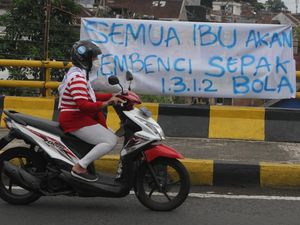 Spanduk Kecaman Tragedi Kanjuruhan Bertebaran