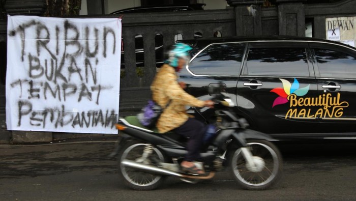Spanduk Kecaman Tragedi Kanjuruhan Mulai Tersebar di Jalanan Malang Spanduk kecaman tragedi kerusuhan di Stadion Kanjuruhan Malang terpasang di depan gedung DPRD Kota Malang, Jawa Timur, Senin (3/10/2022). Kericuhan di Kanjuruhan meninggalkan duka bagi berbagai pihak dan mendesak segera diusut tuntas. ANTARA FOTO/Syaiful Arif/rwa.