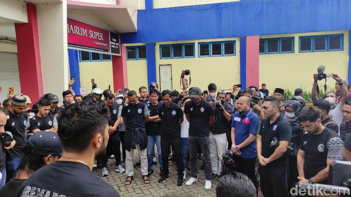 Skuad dan ofisial Arema FC datang ke Stadion Kanjuruhan, Senin (3/10/2022). Mereka tak kuasa menahan air mata mengigat Tragedi Kanjuruhan kemarin lusa.