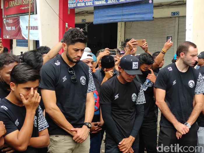 Skuad dan ofisial Arema FC datang ke Stadion Kanjuruhan, Senin (3/10/2022). Mereka tak kuasa menahan air mata mengigat Tragedi Kanjuruhan kemarin lusa.