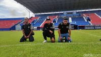 Air mata pemain Arema bercucuran di Stadion Kanjuruhan/Foto: Muhammad Aminudin/detikJatim