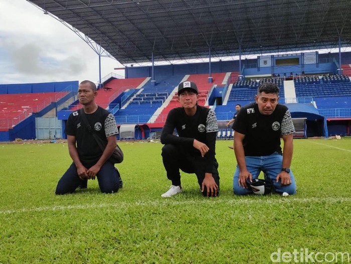 Skuad dan ofisial Arema FC datang ke Stadion Kanjuruhan, Senin (3/10/2022). Mereka tak kuasa menahan air mata mengigat Tragedi Kanjuruhan kemarin lusa.