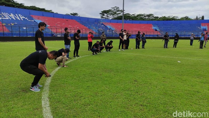 Stadion Kanjuruhan Skuad dan ofisial Arema FC datang ke Stadion Kanjuruhan, Senin (3/10/2022). Mereka tak kuasa menahan air mata mengigat Tragedi Kanjuruhan kemarin lusa.