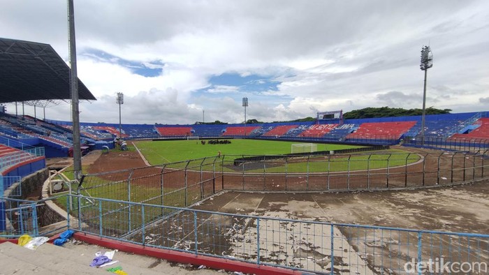 Kerusuhan terjadi di Stadion Kanjuruhan Malang pada Sabtu (1/10/2022) malam, hingga menewaskan 125 orang. Berikut ini potret stadion saat ini.
