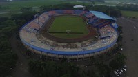 Stadion Kanjuruhan Malang saat dipotret dari atas. Stadion ini menjadi saksi bisu tragedi yang mengakibatkan 125 orang kehilangan nyawa usai pertandingan Arema FC Vs Persebaya Surabaya. (ANTARA FOTO/Naufal Amma)