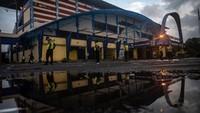Tragedi selanjutnya terjadi di Indonesia usai laga antara Arema FC dengan Persebaya di Stadion Kanjuruhan, Malang, pada 1 Oktober 2022. (Juni Kriswanto/AFP/Getty Images)