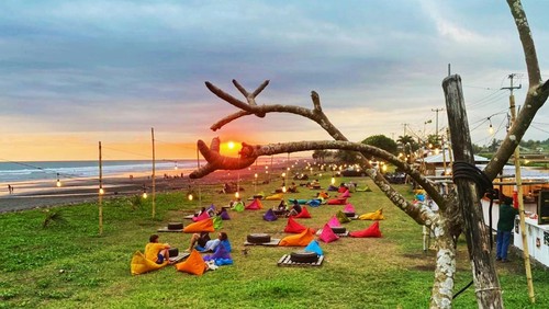 Suasana angkringan Sumbul Sunset View di Desa Yehsumbul, Kecamatan Mendoyo, Kabupaten Jembrana Bali Minggu (2/10/2021)