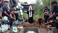 Suasana prosesi pemakaman jenazah Yafet Rompis di TPU Pemkot di Kayuwatu Manado. Selanjutnya seorang pendeta perempuan lalu memimpin ibadah prosesi pemakaman.(Foto: Trisno Mais/detikcom)