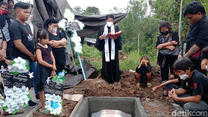 Suasana prosesi pemakaman Yafet Rompis di TPU Pemkot di Kayuwatu Manado. Selanjutnya seorang pendeta perempuan lalu memimpin ibadah prosesi pemakaman.