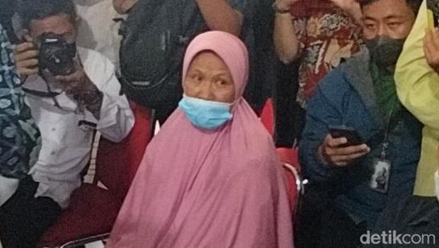 Sulastri saat menerima bantuan dari Mensos di Kantor Kecamatan Lowokwaru