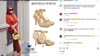 Syahrini kini tampak lebih anggun dengan setelan hijabnya. Di momen ini Syahrini terlihat memakai heels bermerek dan mencuri perhatian warganet. (Foto: Instagram/@fashionsyahrini2)