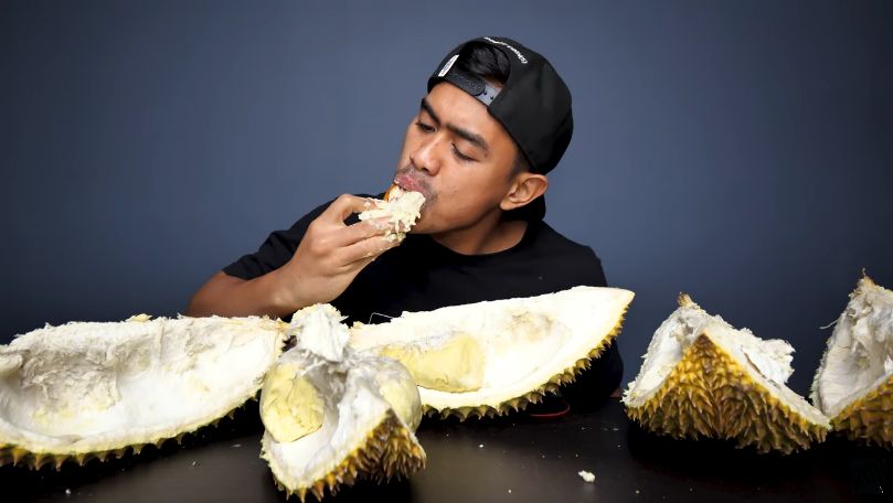 Tanboy Kun mukbang durian 10 kilogram