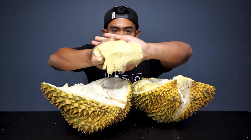 Tanboy Kun mukbang durian 10 kilogram
