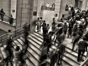 Kelas Menengah Kian Terimpit, Banyak yang Hidup dari Utang dan Gadai