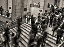 Kelas Menengah Kian Terimpit, Banyak yang Hidup dari Utang dan Gadai