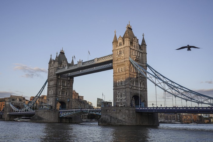 Suasana Tower Bridge di London, Inggris, Minggu (2/10/2022). Nyantai di Tower Bridge, Wisata Paling Ikonik di London
