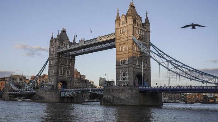 Suasana Tower Bridge di London, Inggris, Minggu (2/10/2022). Nyantai di Tower Bridge, Wisata Paling Ikonik di London