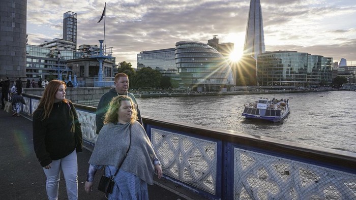 Tower Bridge, Wisata Paling Ikonik di London Pengunjung berjalan melintasi Tower Bridge di London, Inggris, Minggu (2/10/2022). Tower Bridge yang membentang di atas Sungai Thames merupakan salah satu ikon kota London yang menjadi tujuan wisatawan lokal maupun mancanegara. ANTARA FOTO/Dhemas Reviyanto/rwa.