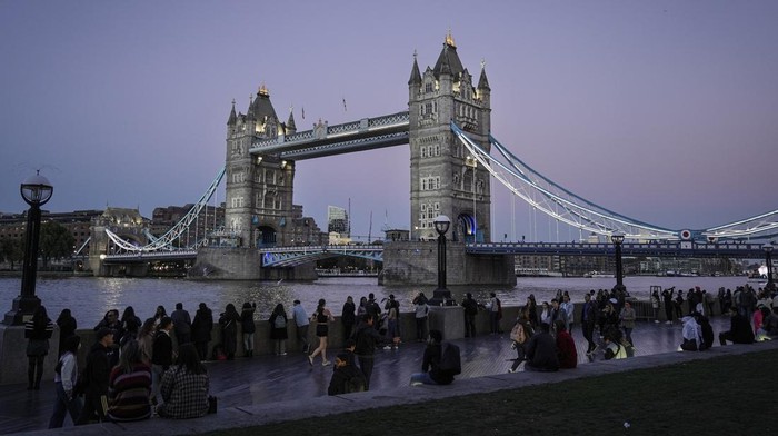 Tower Bridge, Wisata Paling Ikonik di London Pengunjung berjalan melintasi Tower Bridge di London, Inggris, Minggu (2/10/2022). Tower Bridge yang membentang di atas Sungai Thames merupakan salah satu ikon kota London yang menjadi tujuan wisatawan lokal maupun mancanegara. ANTARA FOTO/Dhemas Reviyanto/rwa.