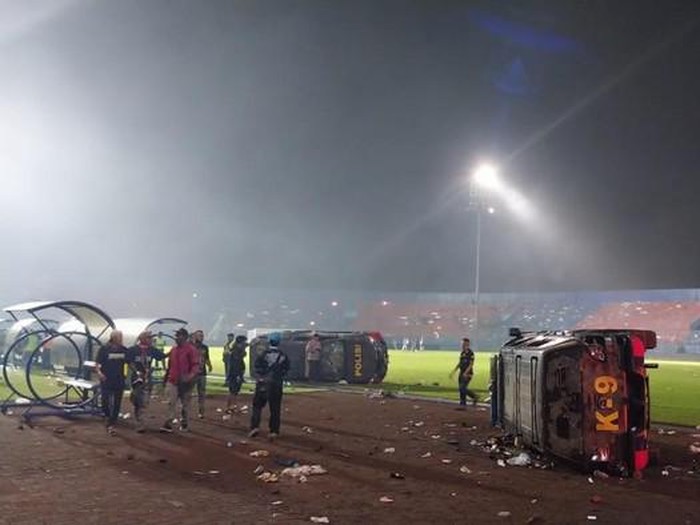 Suasana sesaat setelah tragedi di Stadion Kanjuruhan, Malang, Jawa Timur, Sabtu (30/9/2022)