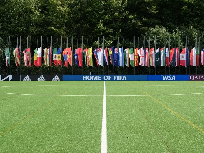 Bendera setengah tiang dikibarkan di markas FIFA di Nyon, Swiss, untuk menghormati Tragedi Kanjuruhan 1 Oktober 2022 yang menewaskan ratusan penggemar.