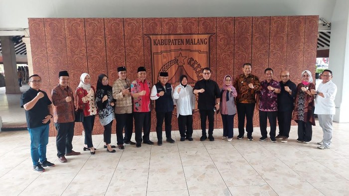 Presiden RI ke-5 tersebut menugaskan Wakil Ketua MPR RI Ahmad Basarah dan Menteri Sosial Tri Rismaharini, untuk langsung takziah ke rumah duka keluarga korban yang berdomisili di Malang Raya.
