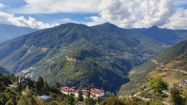 Pemulihan jalur ini didorong oleh Raja Jigme Khesar Namgyel Wangchuck. Karena sebelumnya jalur ini merupakan rute ziara Buddhis namun rusak semenjak Bhutan membangun jalan pada 1960-an.