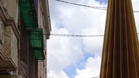 Sebagaimana diketahui kelom geulis dan payung geulis itu merupakan replika produk UMKM khas Tasikmalaya. Namun demikian banyak sorotan masyarakat tertuju pada payung emas kuncup. Tak sedikit warga mempertanyakan filosofi dari desain tersebut.