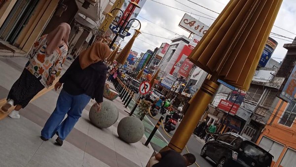 Dua ornamen itu menjadi spot favorit warga untuk dijadikan latar berfoto.