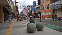 Ada juga bola-bola batu dan tiang -tiang lampu yang mengingatkan kita akan suasana khas Malioboro.