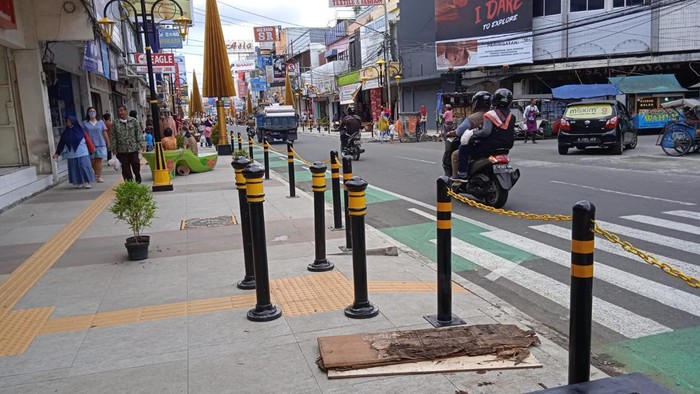 Trotoar HZ Mustofa Tasikmalaya Meski belum sepenuhnya rampung, penataan Jalan HZ Mustofa Kota Tasikmalaya sudah menyita perhatian dan animo masyarakat.