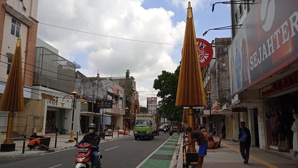 Ada dua ornamen yang mencuri perhatian di jalur pedestrian tersebut, yakni tempat duduk berupa kelom geulis dan payung emas kuncup berkelir yang juga berkelir emas. Ada dua ornamen yang mencuri perhatian di jalur pedestrian tersebut, yakni tempat duduk berupa kelom geulis dan payung emas kuncup berkelir yang juga berkelir emas.