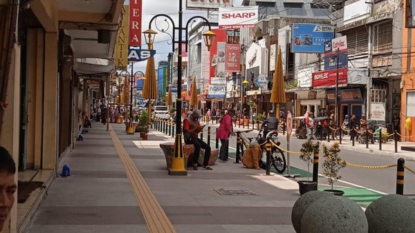 Ini dia suasana pedestrian yang mirip Malioboro di kawasan Jalan HZ Mustofa, Tasikmalaya, Jawa Barat. Ini dia suasana pedestrian yang mirip Malioboro di kawasan Jalan HZ Mustofa, Tasikmalaya, Jawa Barat.