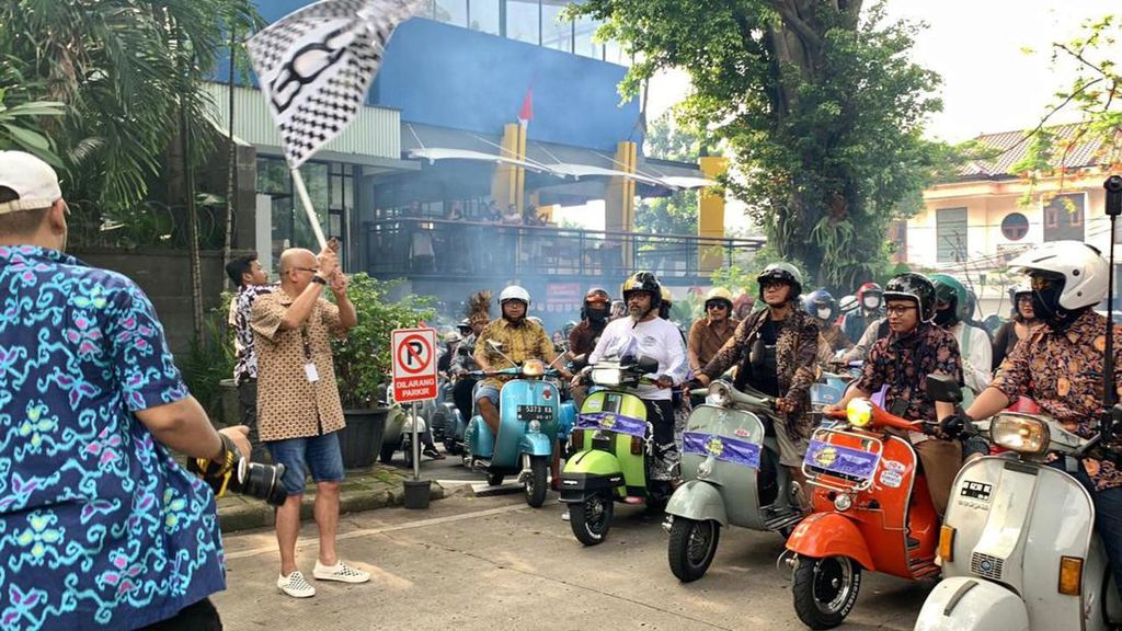 Komunitas Vespa Peringati Hari Batik Nasional, Vespaan Sambil Pakai Batik