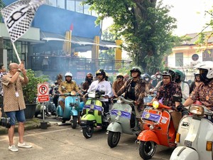 Komunitas Vespa Peringati Hari Batik Nasional, Vespaan Sambil Pakai Batik