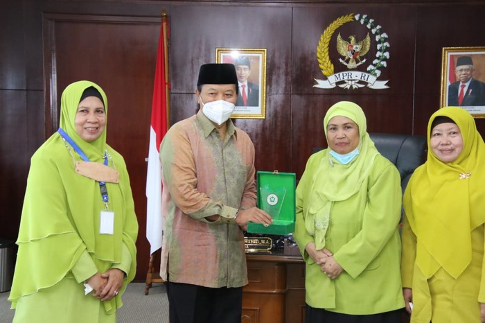 Wakil Ketua MPR RI Hidayat Nur Wahid (HNW) menghadiri pertemuan dengan Pengurus Badan Musyawarah Islam Wanita Indonesia (BMIWI) di Ruang Kerja Wakil Ketua MPR, Jakarta, Senin (3/10).